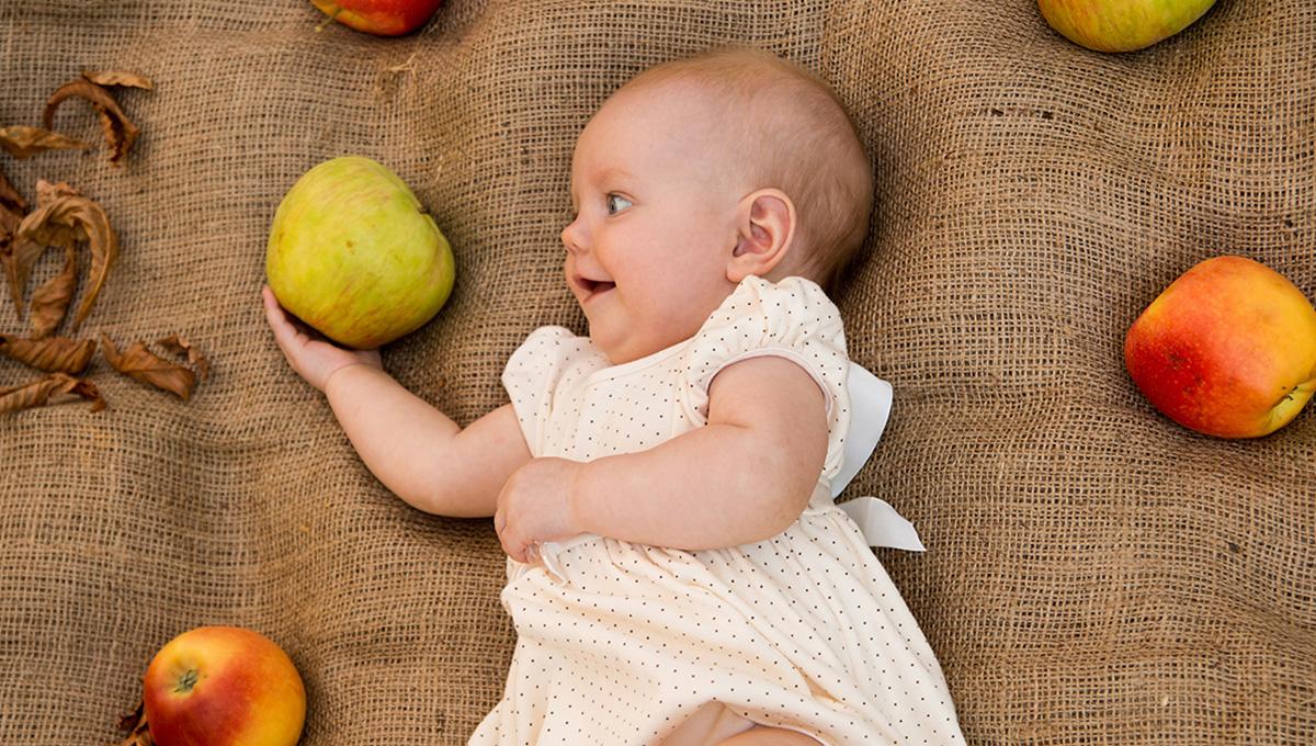 Article Cards Featured Image Cute baby girl with apples